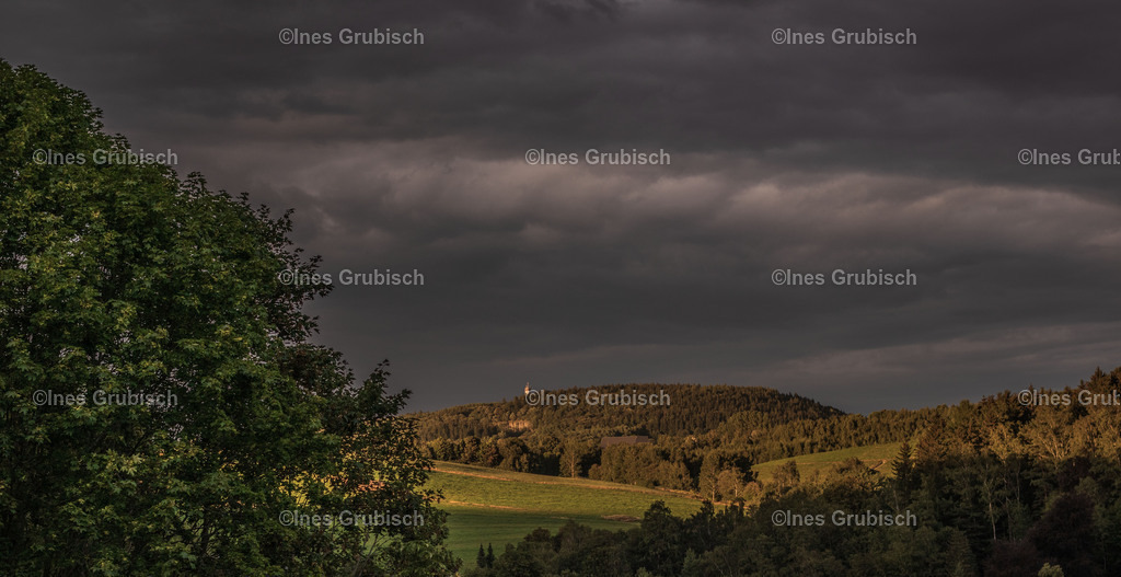 Ein Gewitter zieht auf | Lila Lubbenbomm - Artwork by Ines Grubisch - Realisiert mit Pictrs.com