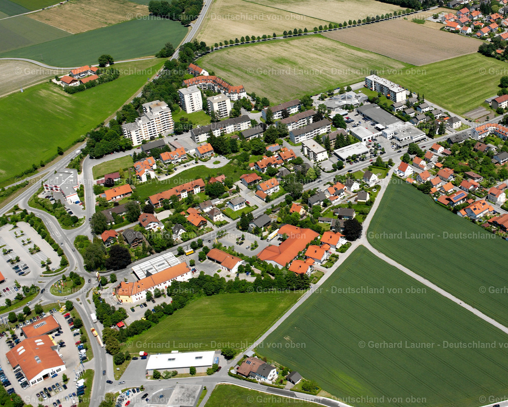 2600554 | STAUDHAM 09.06.2006 Ortsansicht am Rande von landwirtschaftlichen Feldern und Nutzflächen  in Staudham im Bundesland Bayern, Deutschland // Village view on the edge of agricultural fields and land  in Staudham in the state Bavaria, Germany Foto: Gerhard Launer