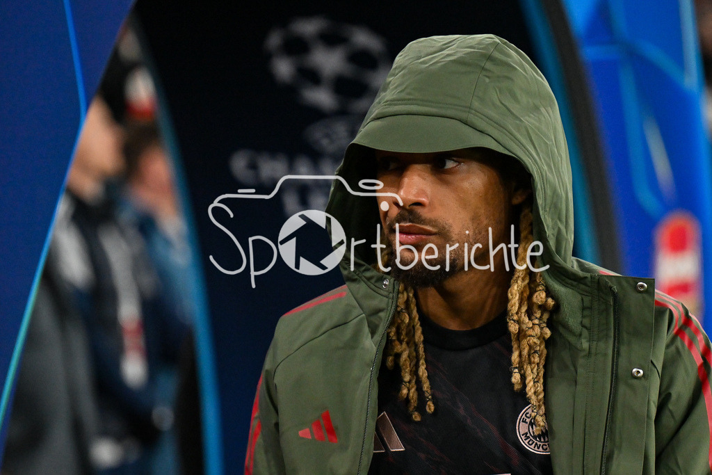 Arsenal FC - FC Bayern München | LONDON, ENGLAND - 26. NOVEMBER: im Bild Sascha BOEY (FC Bayern Munich 23) auf dem Weg zur Bank / Einzelfoto / Freisteller beim Ligaspiel zwischen Arsenal London und dem FC Bayern München am 5. Spieltag der UEFA Champions League im Emirates Stadium am 26.11.2025