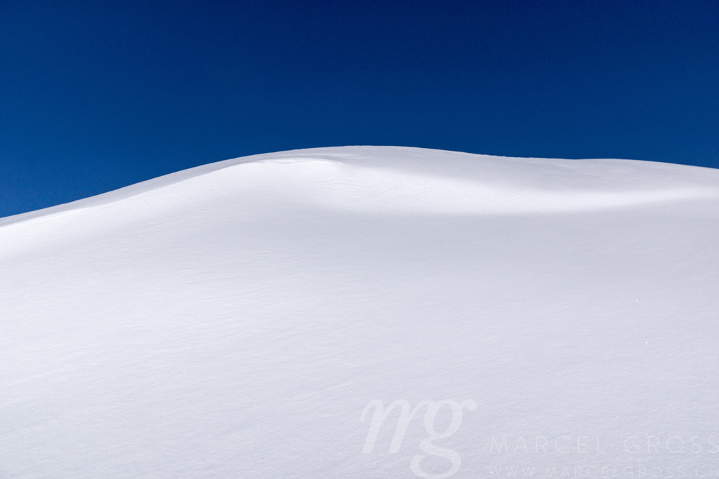 perfect wave of snow | Die ideale Geschenkidee für Naturliebhaber. Naturbilder von Marcel Gross Photography für ihr Zuhause in den verschiedensten Formaten und Materialien. - Realisiert mit Pictrs.com