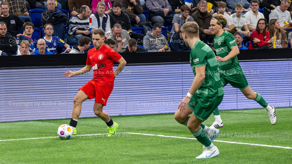 SHFV Lotto Masters 2024 | 20240113_7987, 13.01.2024, SHFV Lotto Masters 2024, Gruppe B, FC Kilia Kiel (rot) vs. PSV Neumünster (grün), Nils Drauschke (PSV #8) &amp; Mats Melahn (PSV #6) / Luca Aouci (Kilia #19) - Realisiert mit Pictrs.com