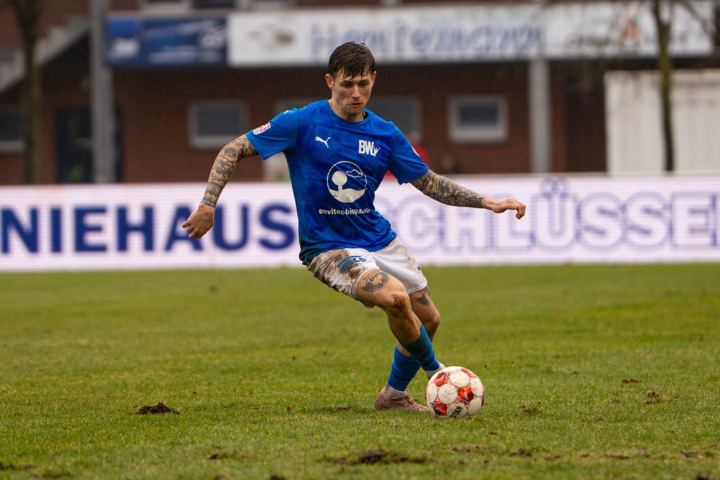 Fußball I Herren I Saison 2025-2026 I Regionalliga Nord I 23. Spieltag I TuS Blau-Weiß Lohne - SC Weiche Flensburg 08 I 0593 | Jakub Westerdorf (16, TuS BW Lohne) - Realisiert mit Pictrs.com