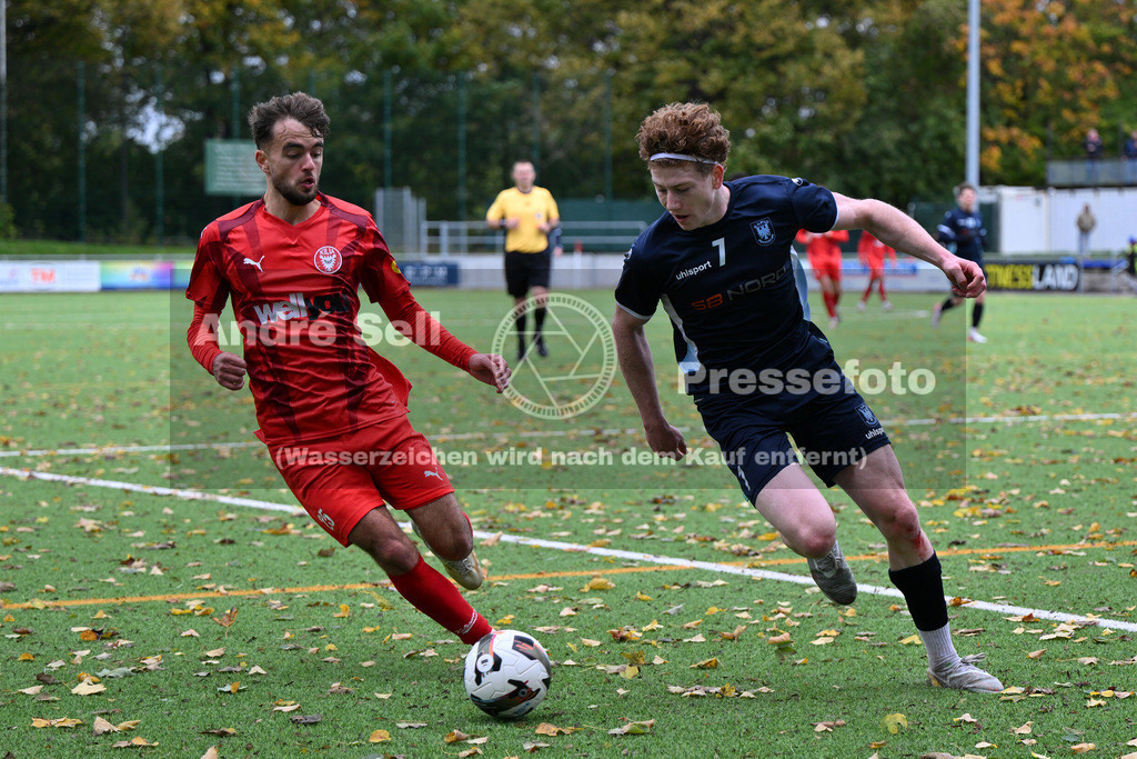 FC Kilia Kiel vs SC Rapid Lübeck | Drilon Trepca (Kilia #25) vs Kevin Knott (Rapid #7) / Fußball-Oberliga Männer 2026/2027 / FC Kilia Kiel vs SC Rapid Lübeck / Kilia Sportplatz / Kiel / 24.10.26 - Realisiert mit Pictrs.com