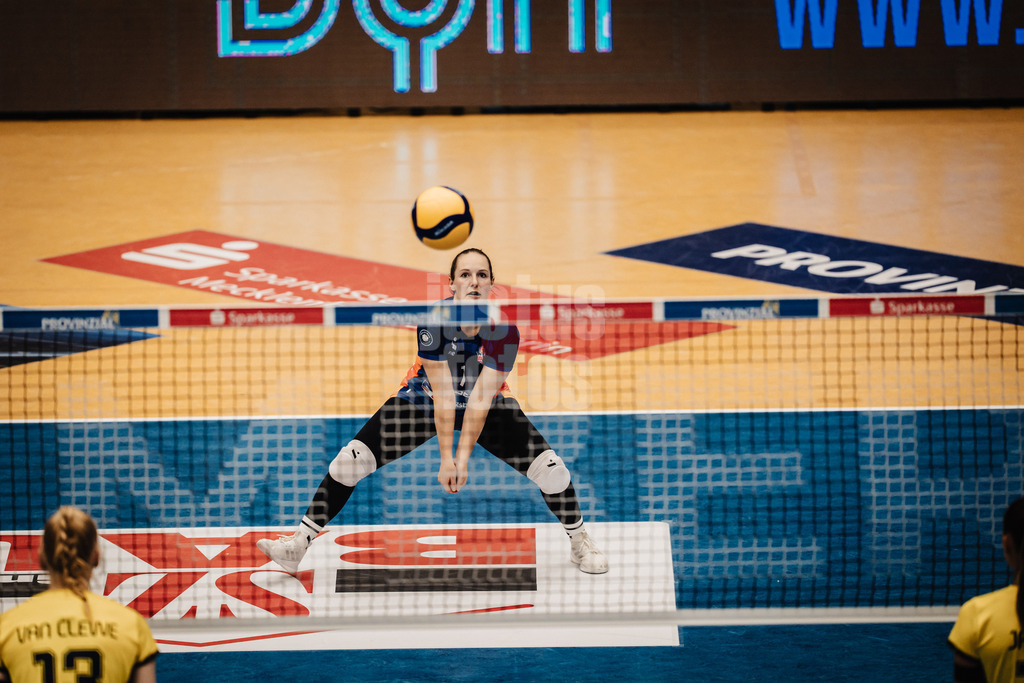 Volleyball | Frauen | Saison 2025/2026 | Volleyball Bundesliga | SSC Palmberg Schwerin vs. ETV Hamburger Volksbank Volleys | 18.10.2025 | Jana-Marie Meiser (#1, ETV Hamburger Volksbank Volleys) nimmt den Ball an