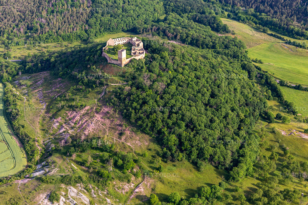Luftbild: Ruine und Mauerreste der ehemaligen Burganlage und Feste Burg Gleichen an der Thomas-Müntzer-Straße im Ortsteil Wandersleben in Drei Gleichen im Bundesland Thüringen in Deutschland. Foto: IMG_007678.jpg vom 15.06.2021 durch Werner Riehm/FLY-FOTO.de