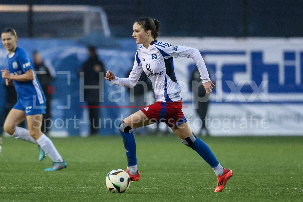 Fussball, 2. Frauen-Bundesliga, Hamburger SV - SV Meppen | v.li.: Lotta Wrede (Hambruger SV, 32) am Ball, Einzelbild, Ganzkörper, Aktion, Action, Spielszene, DIE DFB-RICHTLINIEN UNTERSAGEN JEGLICHE NUTZUNG VON FOTOS ALS SEQUENZBILDER UND/ODER VIDEOÄHNLICHE FOTOSTRECKEN. DFB REGULATIONS PROHIBIT ANY USE OF PHOTOGRAPHS AS IMAGE SEQUENCES AND/OR QUASI-VIDEO.