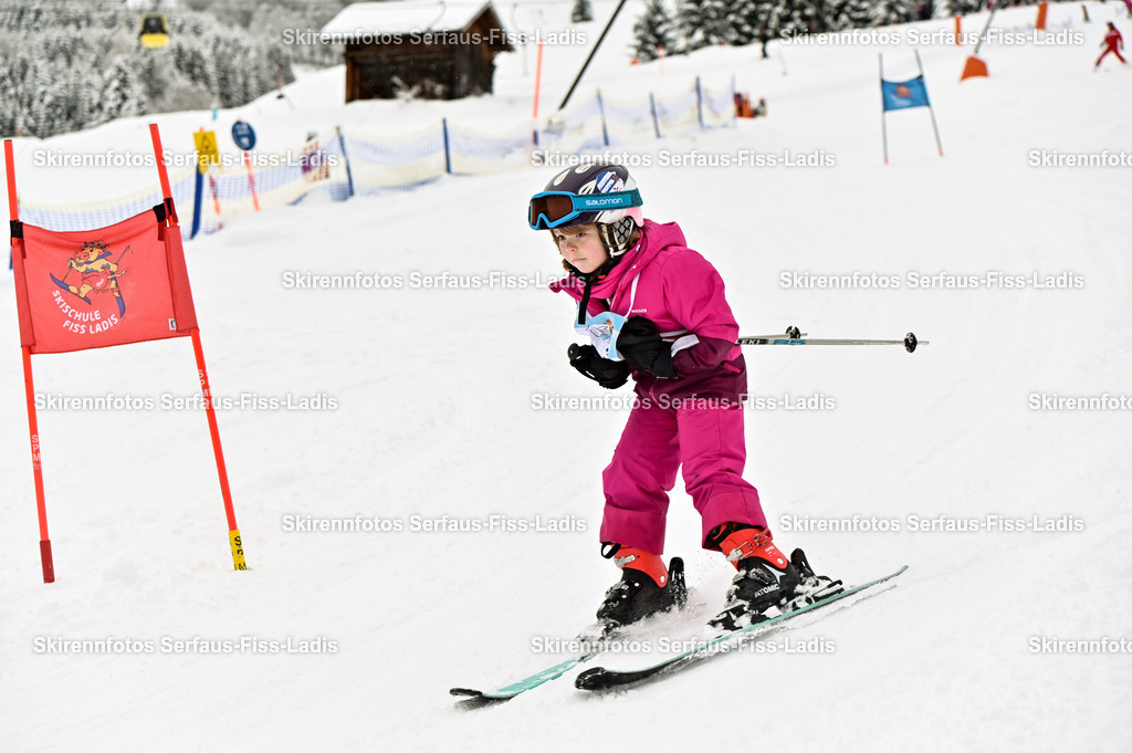 SRF_20.02.2026_0774 | Skirennfotos,Serfaus,Fiss,Ladis,Kinderskirennen,Winter,Tirol,Oberland,skirace,SFL,feelfree,weil wir's genießen,ski,Ski,skifahren,Sonnenplateau, - Realisiert mit Pictrs.com