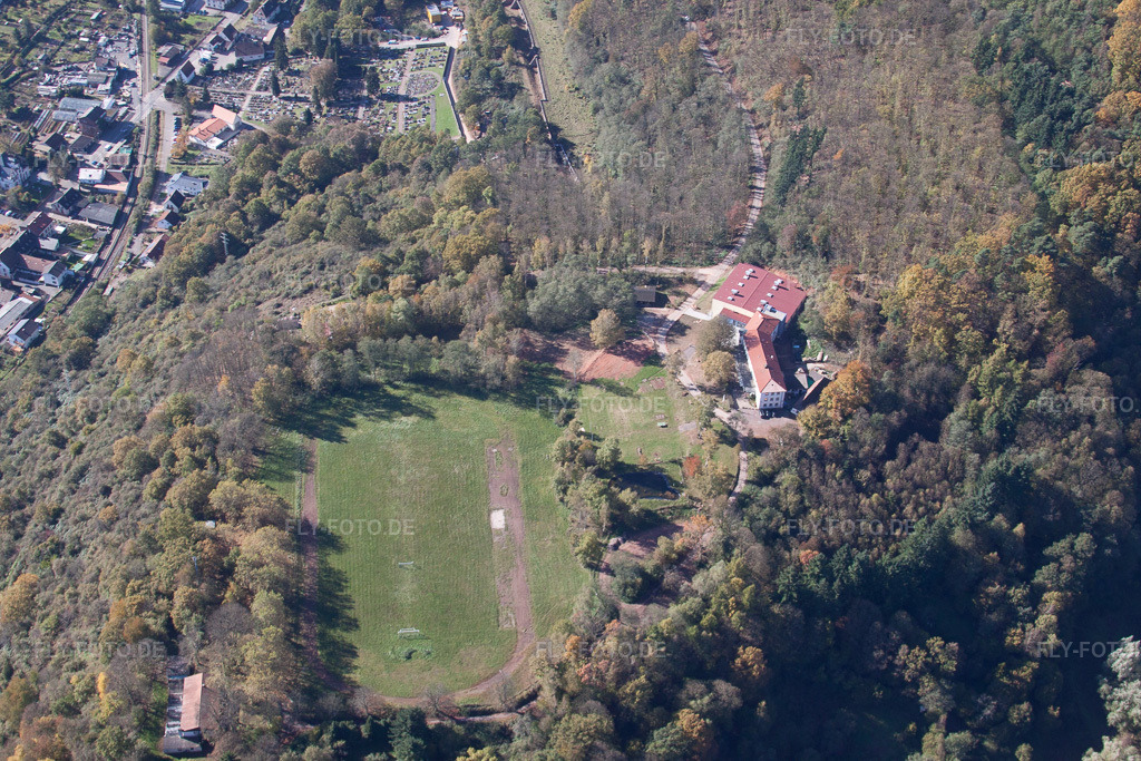 Luftbild: Pfälzer Turnerjugendheim in Annweiler am Trifels im Bundesland Rheinland-Pfalz in Deutschland. Foto: IMG_34651.jpg vom 26.10.2010 durch Werner Riehm/FLY-FOTO.de