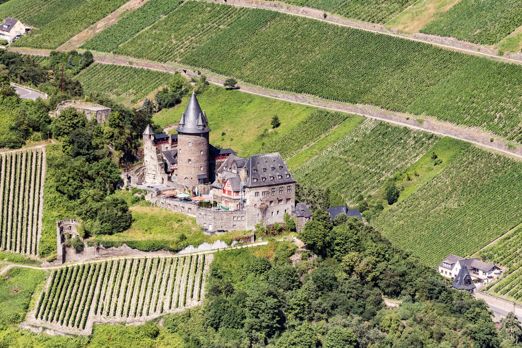 dr__dsc4868.jpg | BACHARACH 27.06.2018 Burganlage der Veste Stahleck in Bacharach im Bundesland Rheinland-Pfalz, Deutschland. Das Baudenkmal beherbergt die Jugendherberge Burg Stahleck als Familien- und Jugendgästehaus. // Castle of the fortress Stahleck in Bacharach in the state Rhineland-Palatinate, Germany. Foto: Daniel Reiter