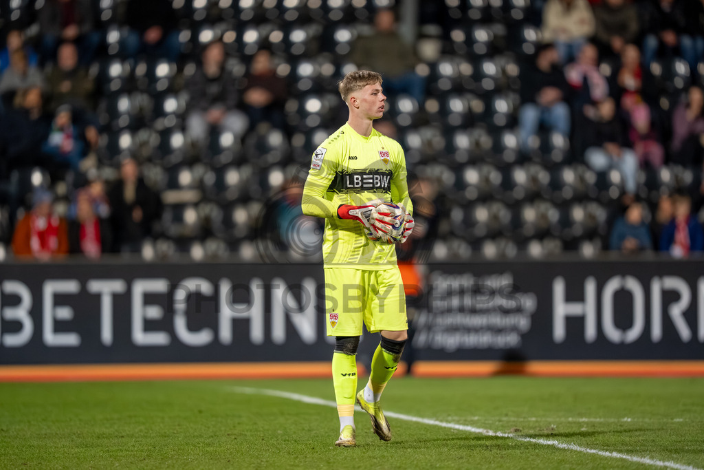 VfB Stuttgart II vs. FC Energie Cottbus, Fussball, 3.Liga, 27. Spieltag, Saison 2025/2026, 03.03.2026 | Florian Pascal Hellstern (VfB Stuttgart II, #01),VfB Stuttgart II vs. FC Energie Cottbus, Fussball, 3.Liga, 27. Spieltag, Saison 2025/2026, 03.03.2026Foto: photosbyphips/Philip Ziegler