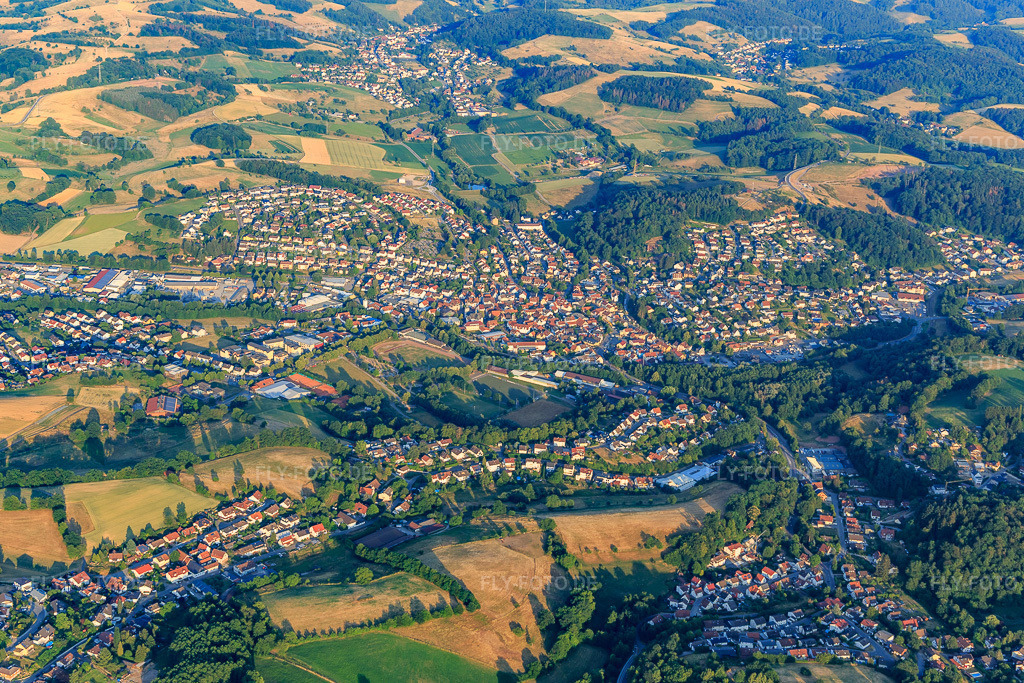Luftbild: Ortsansicht von Nordwesten in Mörlenbach im Bundesland Hessen in Deutschland. Foto: IMG_137120.jpg vom 24.06.2023 durch Werner Riehm/FLY-FOTO.de