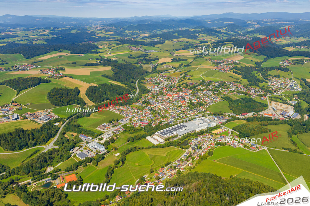 Luftaufnahme der Stadt Röhrnbach - Die Luftaufnahme wurde 2025 vom UL-Flugzeug heraus erstellt ( keine Drohne ) - Hochauflösende Luftaufnahme - für professionelle Ausdrucke geeignet. Die Geschenkidee !Mit Lizenz und Bildrechte bestellbar