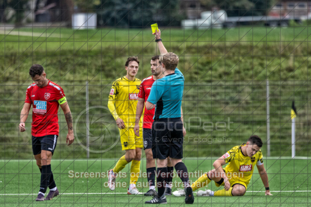 20251012_171015_0282-Bearbeitet | #,1.FC Heiningen (gelb) vs. SV Ebersbach (rot), Fußball, Bezirksliga - Bezirk Neckar/Fils, 08. Spieltag, Saison 2025/2026, Kunstrasenplatz, Sportzentrum Heiningen, Krautgarten 1,73092 Heiningen, 12.10.2025 - 15:30 Uhr,Foto: PhotoPeet-Sportfotografie/Peter Harich
