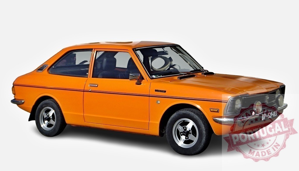 Orange Toyota Corolla coupe parked, showing its classic design | Classic orange Toyota Corolla coupe parked on a white background, showcasing its vintage charm - Realisiert mit Pictrs.com