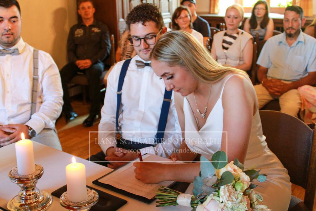 Hochzeit Sven _ Evi 30.06.22 Standesamt-08 | lanaschraderfotografie - Realisiert mit Pictrs.com