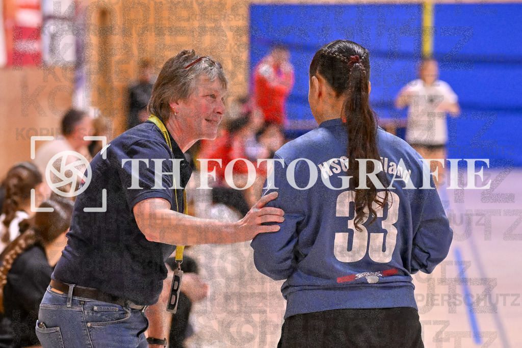 GER, SG Maulburg/Steinen - HSG Dreiland, Frauen-Handball, Oberliga Suedbaden, 3. Spieltag, Saison 2024/2025, 12.10.2024 | Beate Czok (HSG Dreiland) im Gespraech mit Vivien Marie Potoniec (HSG Dreiland, #33)GER, SG Maulburg/Steinen - HSG Dreiland, Frauen-Handball, Oberliga Suedbaden, 3. Spieltag, Saison 2024/2025, 12.10.2024Foto: TH Fotografie/Thomas Hess