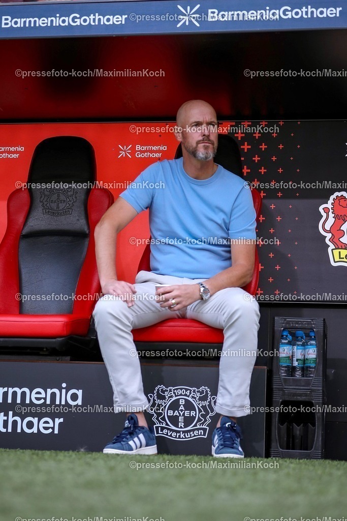 B0405082501229 | 05.08.2025, Fußball, Bayer 04 Leverkusen - Pisa Sporting Club, Testspiel, Saisoneröffnung in der BayArena, Saison 2025 2026: Cheftrainer Erik ten Hag (Bayer04) auf der Trainerbank  DFB regulations prohibit any use of photographs as image sequences and or quasi-video.