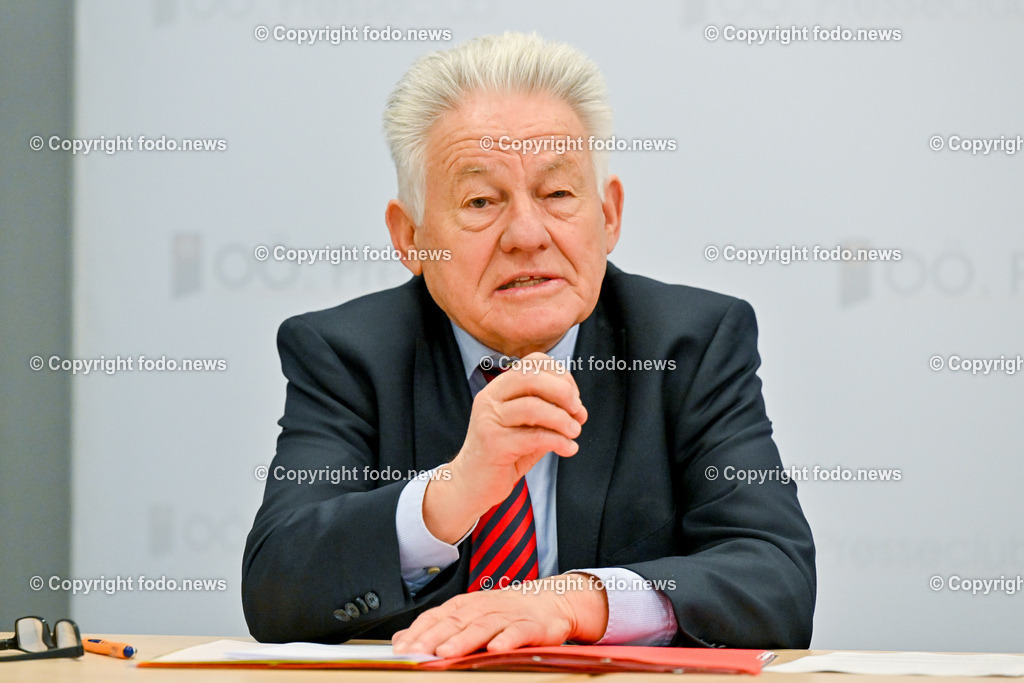 Pressekonferenz ProOriente_ Die Veränderung der Epoche-Herausforderung für die Christen_ 09.03.2023-28 | 09.03.2023, Presseclub Linz, AUT, Pressekonferenz Pro Oriente, Die Veraenderung der Epoche-Herausforderung fuer die Christen, im Bild LH a.D. Josef Puehringer (Vorsitzender von PRO ORIENTE Sektion Linz)