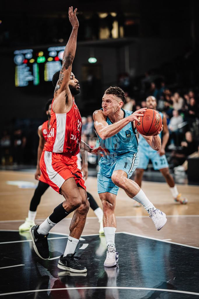 Basketball | Männer | Saison 2024/2025 | BKT EuroCup | Veolia Towers Hamburg vs. Hapoel Bank Yahav Jerusalem | 17.12.2024 | v.l. Tarik Phillip (#22, Hapoel Jerusalem) und Brae Ivey (#1, Veolia Towers Hamburg)