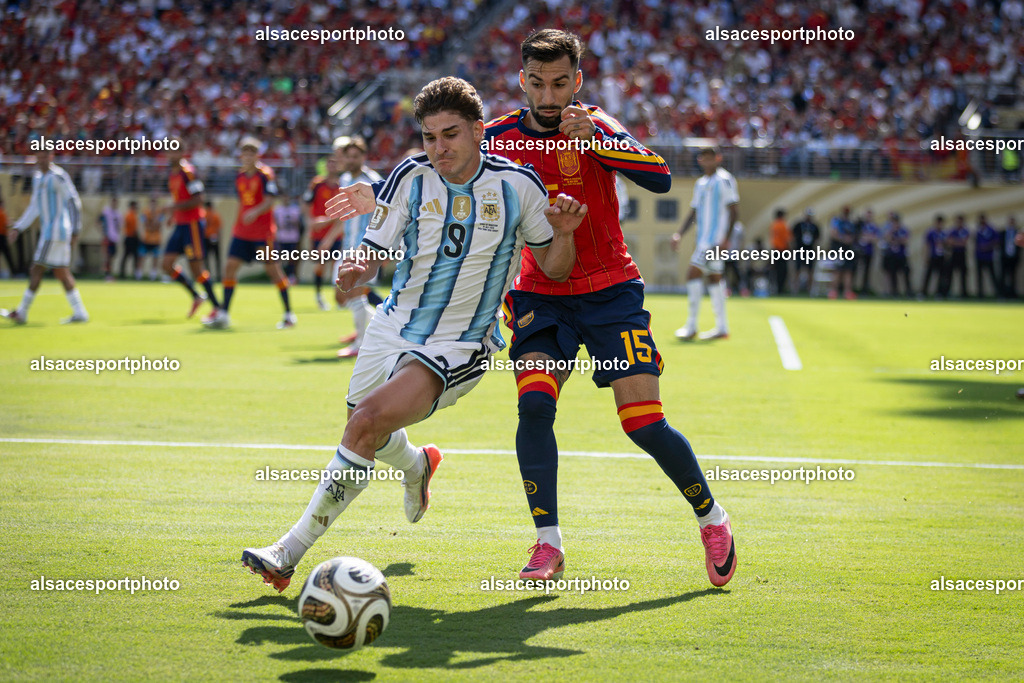 FOOTBALL : Argentine vs Espagne – Finale de la Coupe du Monde FIFA 2026. New York New Jersey Stadium, East Rutherford, New Jersey, États-Unis. 19/07/2026. | Julián Álvarez #9 (Argentine) et Álex Baena #15 (Spain)