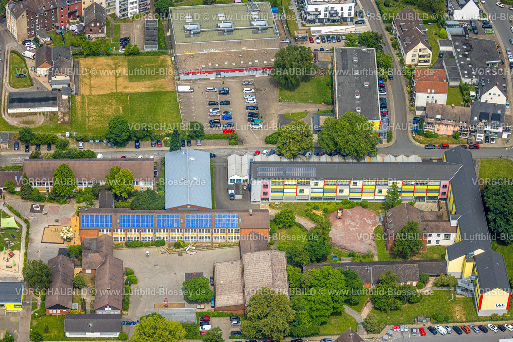 Hattingen250516902 | Luftbild, Berufskolleg Hattingen und Gemeinschaftsgrundschule, GGS Bruchfeld Dach mit Solarpaneelen, AWO Kita Bruchfeld Kindergarten, Sporthalle Goethestraße, Hattingen, Ruhrgebiet, Nordrhein-Westfalen, Deutschland