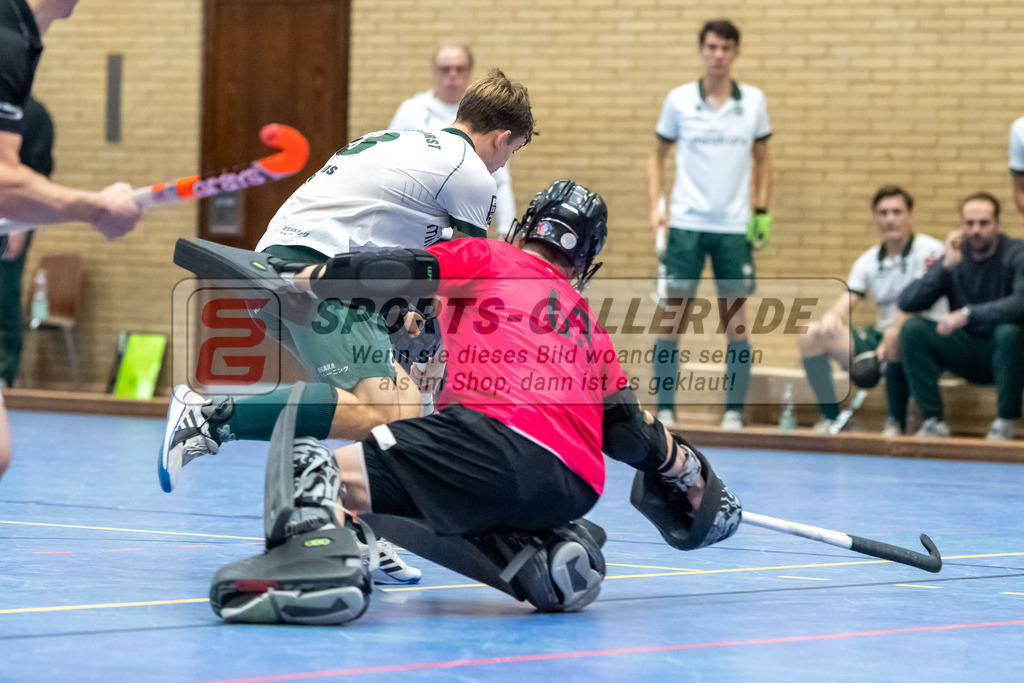 SFE_20231217_0044 | Neuss, Deutschland, 17.12.2023: Konstantin Hayner (SW Neuss), Henrik Mertgens (Uhlenhorst Mülheim) im Kampf um den Ball waehrend des Spiels der Halle 1. Bundesliga Herren zwischen SW Neuss vs Uhlenhorst Mülheim im Stadionhalle (SW Neuss) am 17.12.2023 in Neuss, Deutschland. (Foto von Stephan Fehrmann)

Neuss, Germany, 17.12.2023: Konstantin Hayner (SW Neuss), Henrik Mertgens (Uhlenhorst Mülheim) in the battle of the ball during the game of Halle 1. Bundesliga Herren between SW Neuss vs Uhlenhorst Mülheim in Stadionhalle (SW Neuss) at 17.12.2023 in Neuss, Deutschland. (Foto von Stephan Fehrmann)