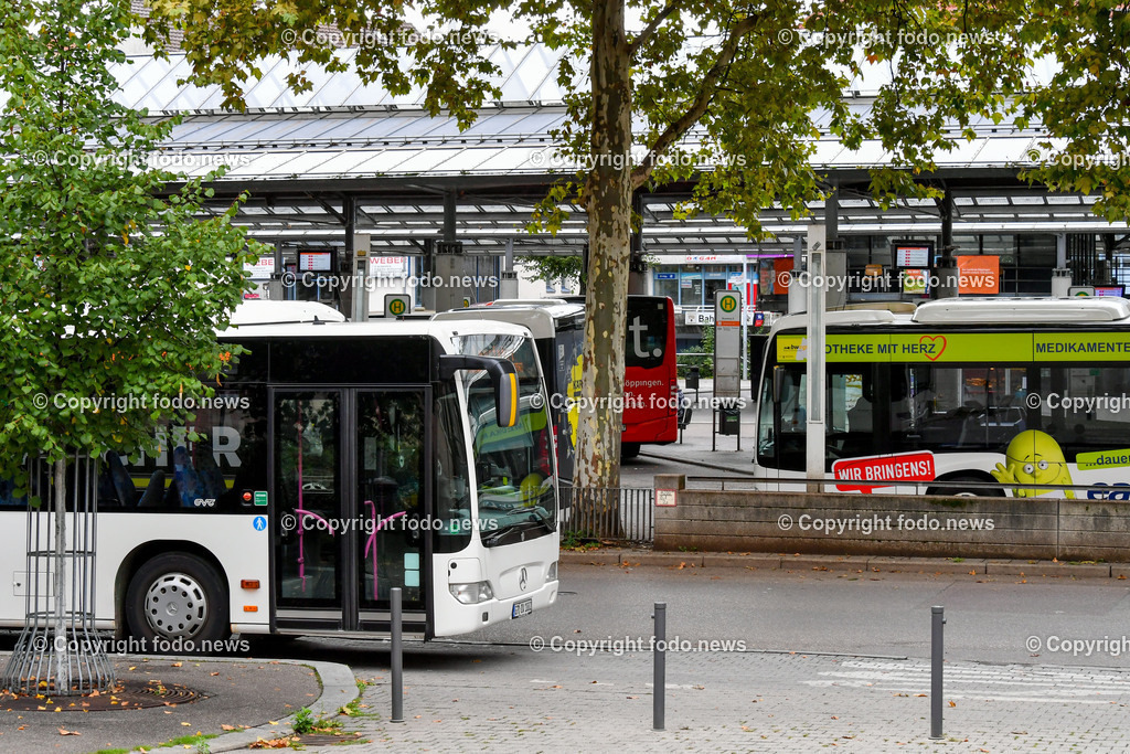 Deutschland_ Baden-Wuerttemberg_ Goeppingen_ 05.09.2025-14 | 05.09.2025, Baden-Wuerttemberg, Goeppingen, im Bild Themenbild, Citybus, Agnes, Frank & Stoeckle, Nahverkehr, Bus, oeffentlicher Verkehr, Elektrobus, USB an Bord, Bushaltestelle, Innenstadt, ÖPNV, Kleinbus, Verkehrsmittel, ZOB, Zentraler Omnibusbahnhof, Busbahnhof, Busse, oeffentlicher Nahverkehr, Fahrgastinformation, Wartebereich, Stadtverkehr, Nahverkehr, Mobilitaet, Buslinien, Deutschland, Verkehrsknotenpunkt, Feature, Symbolbild