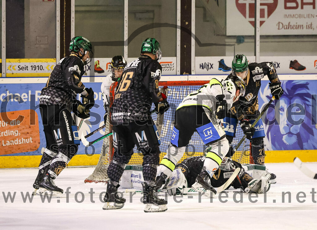 2024-03-01_096_TSV_Erding_gegen_ERSC_Amberg | Erding, Deutschland, 01.03.2024:
Eishockey, Bayernliga Playoffs 2023 / 2024, 5. Spieltag, TSV Erding gegen ERSC Amberg, Endergebnis: 9:0

Simon Franz (Erding Gladiators, #4), Michael Trox (Erding Gladiators, #86), Torwart Dimitri Pätzold (Erding Gladiators, #32), Mark Waldhausen (Erding Gladiators, #27)

Foto: Christian Riedel / fotografie-riedel.net