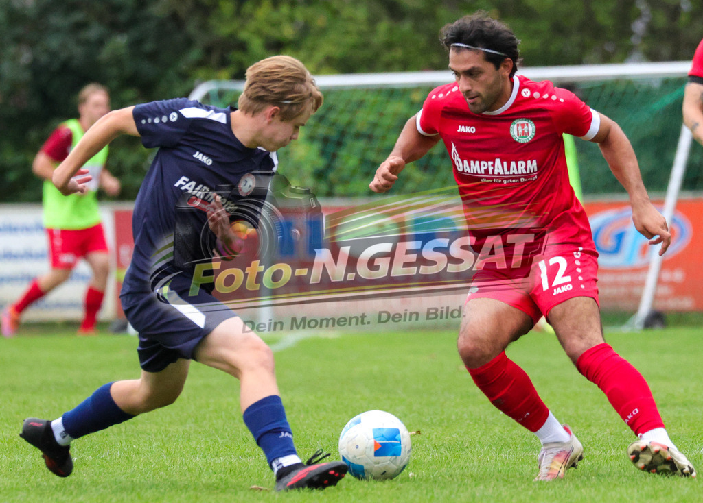 Bünder SV - VfL Holsen | Auf dem Bild zu sehen: rot Bünder SV: Batuhan Kaymak ; blau VfL Holsen: Jan Hoffmann Bünder SV, VfL Holsen, Saison 26/27, Kreisliga A, Bünde, Deutschland - Realisiert mit Pictrs.com