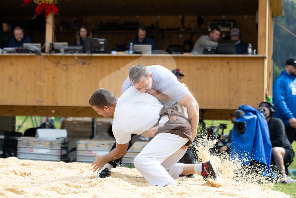 Rigi2025_0950 | Die Schwinger des Schwyzer Kantonalen Schwingerverbandes: Fotos, die Dynamik und Leidenschaft festhalten, sowie emotionale Momente aus dem traditionellen Schwingsport zeigen. - Realisiert mit Pictrs.com