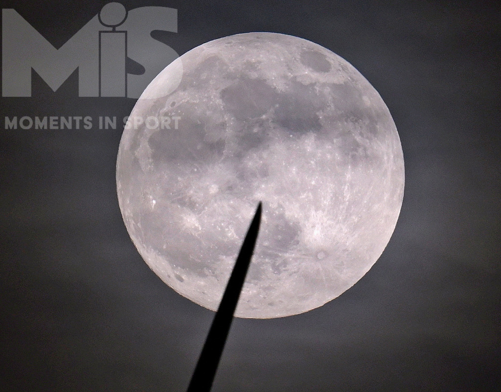 mis_061017_bf_78.JPG | 15.05.2022,  Aichach, Vollmond hinter Windkraftanlage, ein Rotorflügel dreht sich vor dem Mond vorbei.  - Realisiert mit Pictrs.com