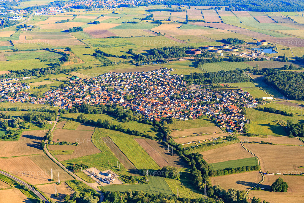 Aerial view: View of the town from the southeast in Rohrwiller in the state Bas-Rhin, France. – Photo: IMG_115002.jpg taken on 06/01/2019 by Werner Riehm/FLY-FOTO.com – Resolution of the original: 5472 x 3648 px