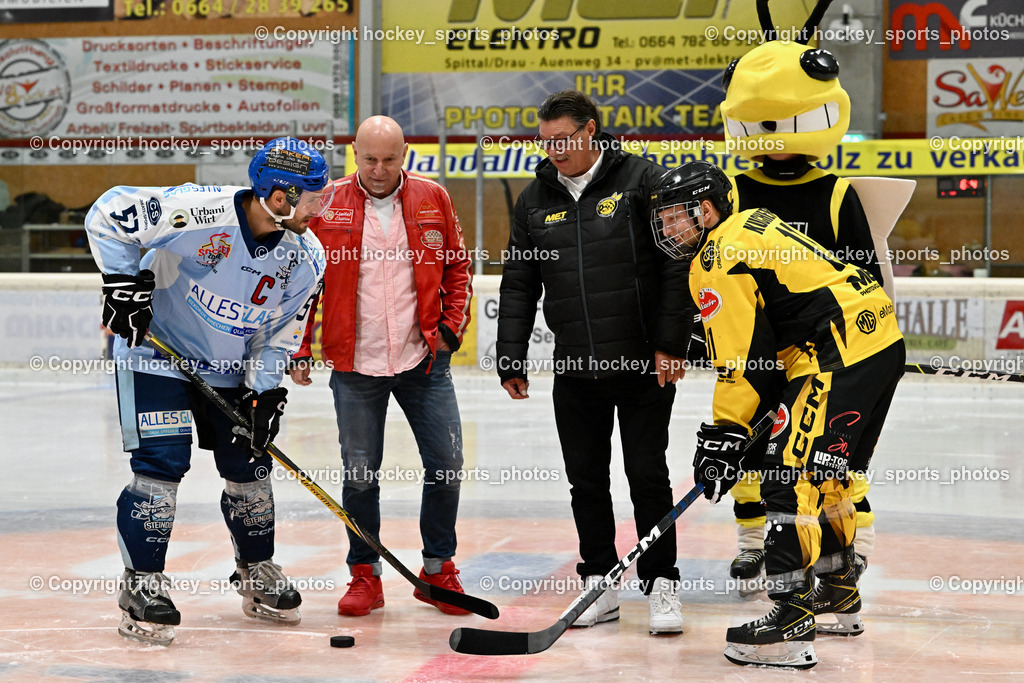 EC Spittal Hornets vs. ESC Steindorf 28.10.2023 | #57 Wilfan Franz, Obmann EC Spittal Hornets Zauchner Ludwig, Maskottchen Spitti, #8 Komar Luca, Puck Spende, Ehren Puck Einwurf