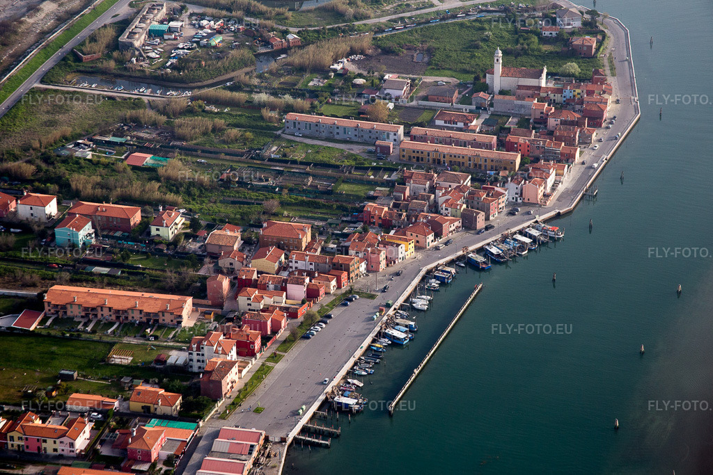 Vue aérienne: Surface de l'eau au bord de la mer Méditerranée à Chioggia dans le département Vénétie, Italie. Photo: IMG_087543.jpg prise le 06/04/2016 par Werner Riehm/FLY-FOTO.eu – Résolution de l'original: 5322 x 3548 px