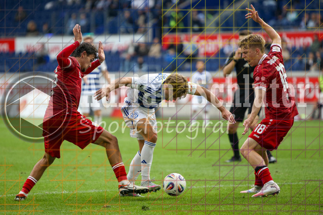 MSV Duisburg vs VfB Stuttgart II - 3. Liga | Duisburg, Deutschland, 02.08.25:   Leny Romo Meyer (VfB Stuttgart II), Jakob Bookjans (MSV Duisburg) und Julian Lüers (VfB Stuttgart II) im Kampf um den Ball waehrend des Spiels der 3. Liga MSV Duisburg vs VfB Stuttgart II in der schauinsland-reisen-arena(Foto von Brauer-Fotoagentur / Adrian Schlueter)