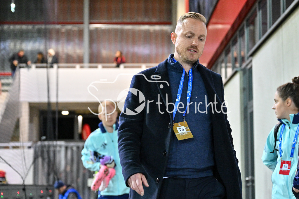 FC Bayern München Frauen - Arsenal London Frauen | im Bild Jonas EIDEVALL Trainer Arsenal London Frauen / enttaeuscht nach der Partie in Muenchen / Freisteller / Einezlfoto / UEFA Womens Champions League: FC Bayern München Frauen - Arsenal London Frauen, FC Bayern Campus am 09.10.2024