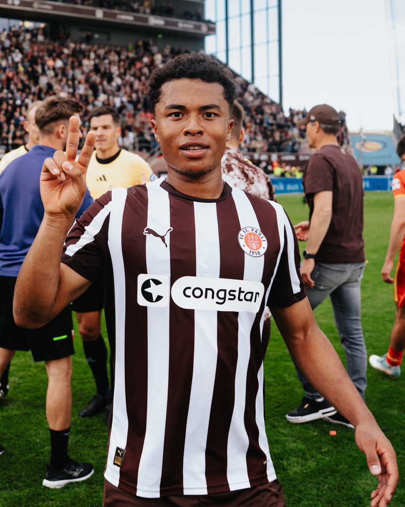 FCS05463 | Der offizielle Shop für FC St. Pauli Fotos. Wähle aus Spielszenen & Fanmomenten dein FCSP Wunschformat. Wir liefern Millerntor-Atmosphäre.