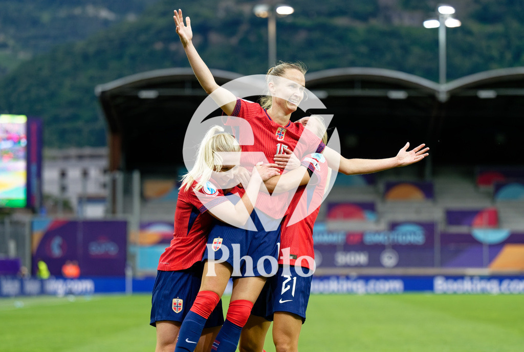 Norway v Finland - UEFA Women's EURO 2025 Group A | SION, SWITZERLAND - JULY 6: Caroline Graham Hansen of Norway (C) celebrates after scoring her team's second goal with teammates Lisa Naalsund of Norway (R) and Thea Bjelde of Norway (L)  during the UEFA Womens EURO 2025 Group A match between Norway and Finland at Stade de Tourbillon on July 6, 2025 in Sion, Switzerland. (Photo by Giuseppe Velletri/Sports Press Photo/Getty Images)