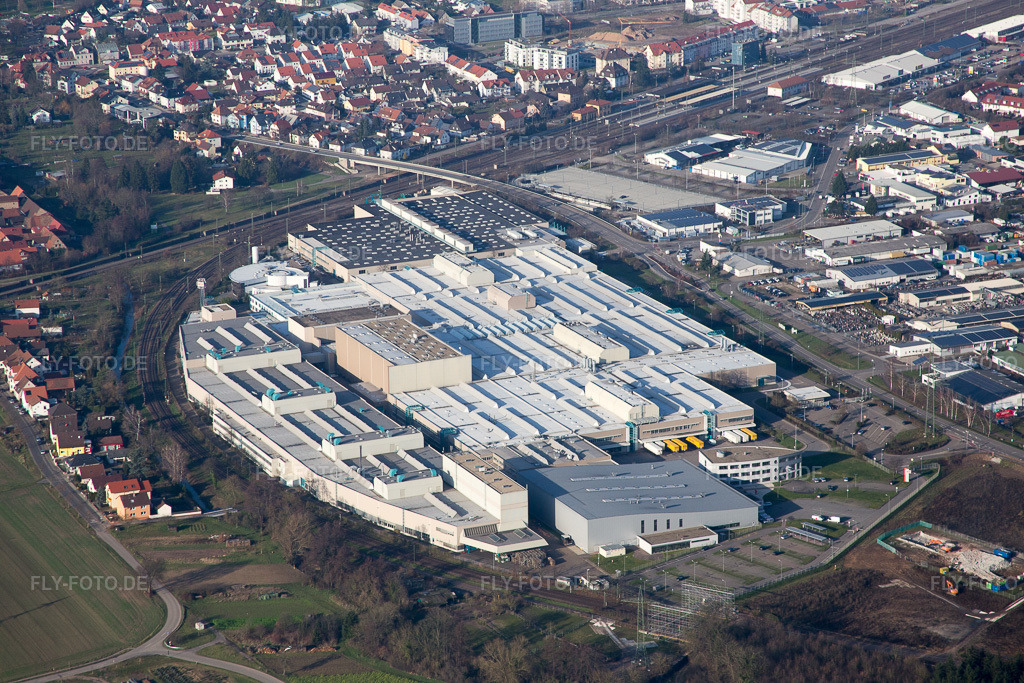 Luftbild: Werksgelände SEW-EURODRIVE GmbH & Co KG im Ortsteil Graben in Graben-Neudorf im Bundesland Baden-Württemberg in Deutschland. Foto: IMG_085338.jpg vom 19.12.2015 durch Werner Riehm/FLY-FOTO.de