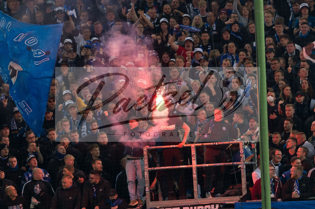 HSVSCF20220419_213 | Fussball, Herren: . Fans von Hamburger SV beim DFB-Pokal-Halbfinalspiel zwischen Hamburger SV und SC Freiburg im Volksparkstadion am 19.04.2022 in Hamburg, Deutschland.DFB / DFL REGULATIONS PROHIBIT ANY USE OF PHOTOGRAPHS AS IMAGE SEQUENCES AND/OR QUASI-VIDEO. - Realisiert mit Pictrs.com