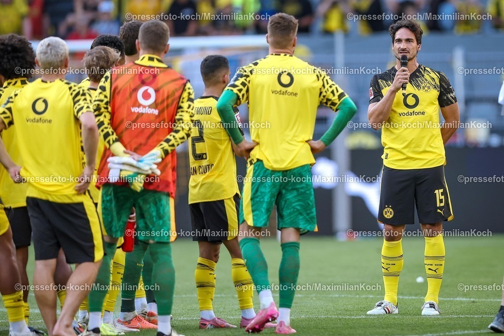 BVB10082501097 | 10.08.2025, Fußball, Borussia Dortmund - Juventus Turin, Testspiel, Signal Iduna Park, Saison 2025 2026: Verabschiedung Abschied Abschiedsspiel Mats Hummels (ehem. BVB Spieler)   Rede richtet Worte an das TeamDFB regulations prohibit any use of photographs as image sequences and or quasi-video.