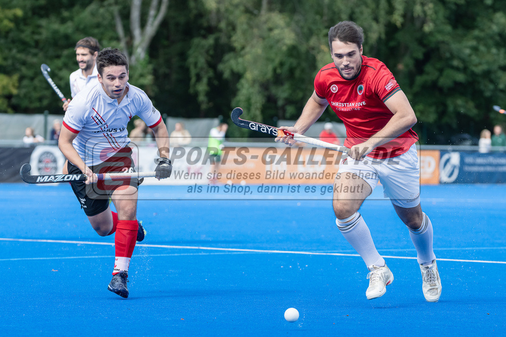 HK_20230923_104380 | 1. Bundesliga Herren Crefelder HTC - TSV Mannheim am 23.9.2023 CHTC, Krefeld , Masi Pfandt ( Crefelder HTC #77 ) , Agustin Andrés Valenzuela ( TSV Mannheim )