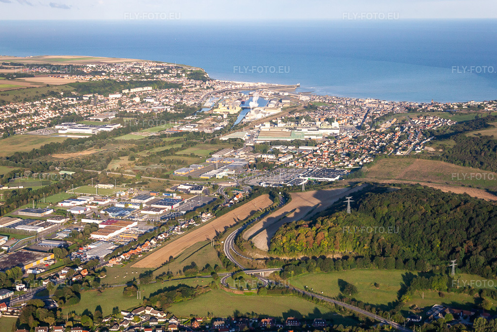 Vue aérienne: Vue de la ville depuis le centre-ville à Mers-les-Bains dans le département Somme, France. Photo: IMG_70764.jpg prise le 24/08/2014 par Werner Riehm/FLY-FOTO.eu – Résolution de l'original: 4752 x 3168 px