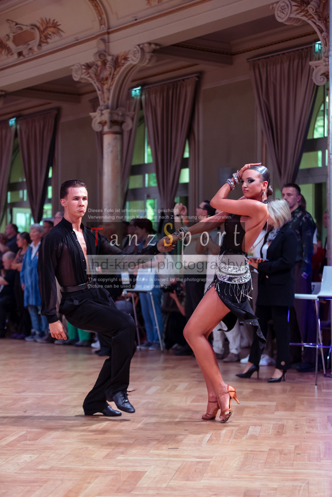 20250705_WDSF_Open_U21_Lat-dC25-5229 | Tanzsportbilder, Standardtanz, Lateintanz, WDSF, DTV, LTVB, dancecomp, goc, hessen tanzt, blaues band der spree, walzer, tango, wiener walzer, slowfox, quickstepp, samba, rumba, cha-cha-cha, paso doble. jive, hd-kroft photography, turniertanzsport