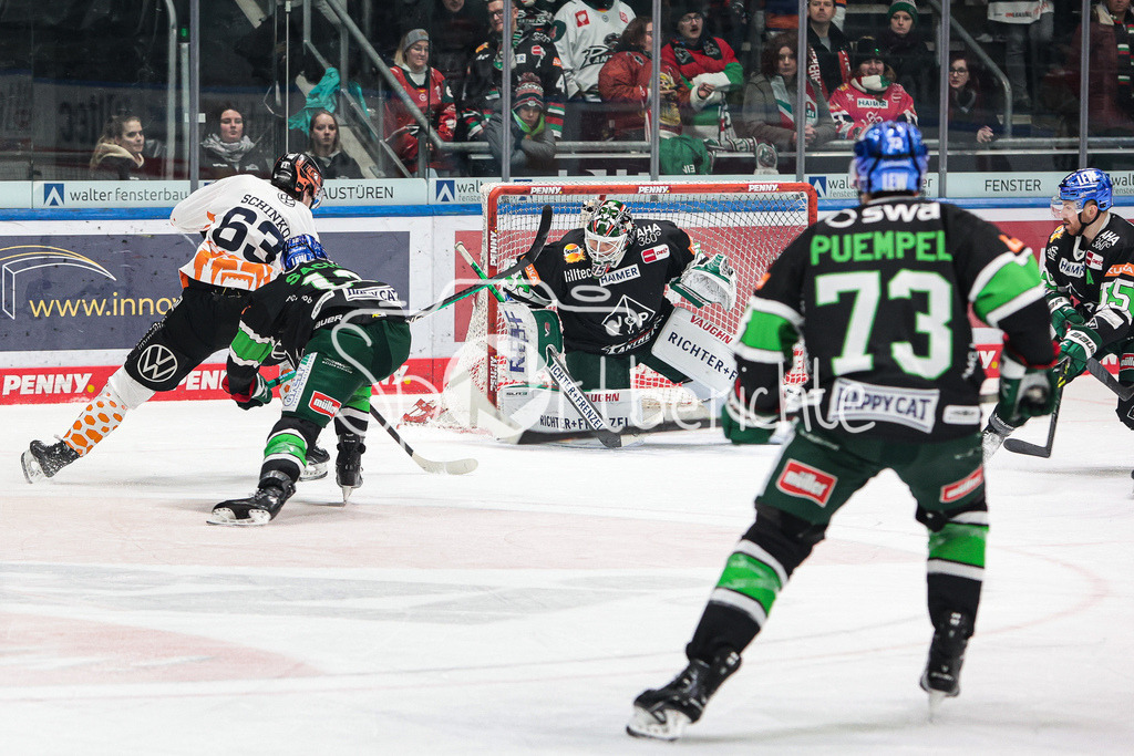 Augsburger Panther - Grizzlys Wolfsburg | Lusi SCHINKO (WOB #63) bringt den Puck nicht an Markus KELLER (AEV #35) vorbei