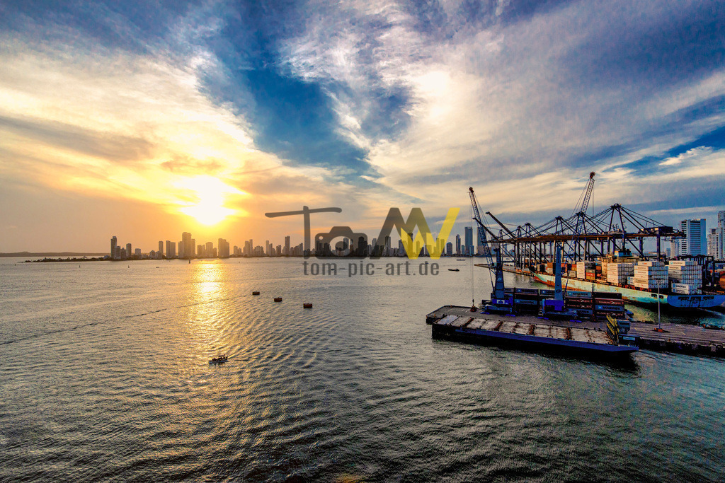 Sonnenuntergang über die Skyline von Cartagena | Wundervoller Sonnenuntergang über die Skyline der Kolumbianischen Küstenstadt Cartagena. Der Teil der Altstadt rechts der Skyline wird hier von der Hafenanlage überdeckt. - Realisiert mit Pictrs.com