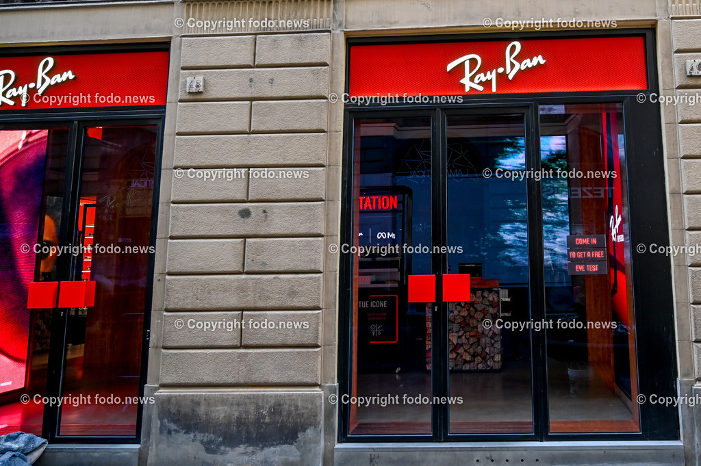 Italien_ Toscana_ Florenz_ 30.05.2024-234 | 30.05.2024, Italien, ITA, Toskana, Florenz im Bild Stadtansichten, Gebäude, Architektur, Touristen, Historisch, Souvenir, Altstadt, Museum, Statuen, Skulpturen, Piazza della Signoria, Statue David, Palazzo Vecchio, Neptunbrunnen, Piazza della Repubblica, Ponte Vecchio, Brücke, Uffizien, Kathedrale Santa Maria del Fiore, Arno, Fluß


Florenz, Firenze, ist eine italienische Großstadt. Nach Einwohnern ist sie die achtgrößte Stadt Italiens. Florenz ist die Hauptstadt sowie größte Stadt der Region Toskana und der Metropolitanstadt Florenz, in der etwa eine Million Menschen leben. Florenz ist für seine Geschichte berühmt. Leonardo da Vinci verbrachte große Teile seiner Jugend in Florenz, Michelangelo fand Unterschlupf in der Kirche der Medici, Galileo Galilei wohnte als Hofmathematiker in den Palästen der Medici. Von 1865 bis 1871 war die Stadt die Hauptstadt des neu gegründeten Königreichs Italien. Das historische Zentrum von Florenz zieht Jahr für Jahr Millionen von Touristen an. Die historische Innenstadt wurde von der UNESCO im Jahre 1982 zum Weltkulturerbe erklärt. 
Quelle: Wikipedia
