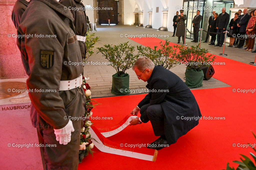 Landhaus Linz_ Kranzniederlegung 2023_ 02.11.2023-5 | 02.11.2023, Landhaus Linz AUT, Promenade, Kranzniederlegung 2023 zum Gedenken all jener, die in der Vergangenheit für Oberoesterreich Verantwortung getragen haben, im Bild LH Thomas Stelzer (VP)