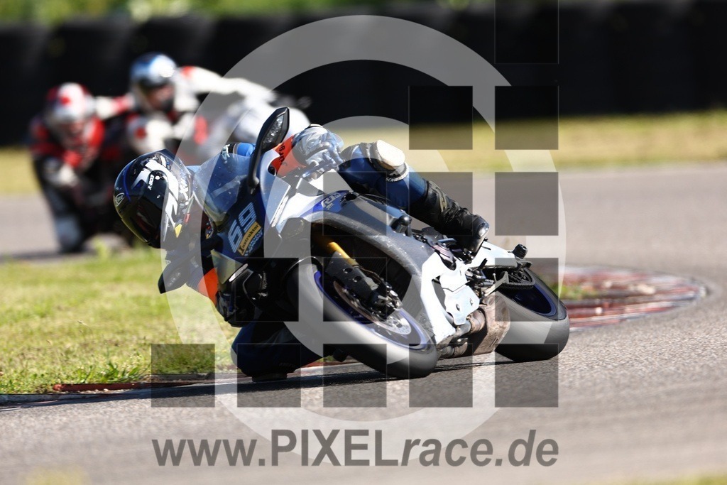 inst-20240525_00173 | Schöne Erinnerungen an spannende Momente - das festzuhalten ist unser Job. PIXELrace.de ist seit 2003 auf den Rennstrecken Europas unterwegs um die Action draußen beim Fahren und die wunderbare Stimmung imm Fahrerlager für euch einzufangen.