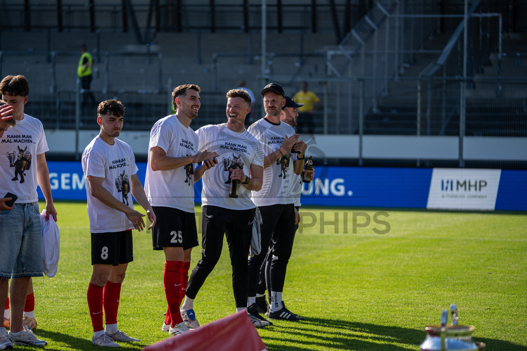 Stuttgarter Kickers vs. SG Sonnenhof Großaspach, Fussball, WFV-Pokal, Finale, 23.05.2026 | Team jubelt nach Abpfiff mit Fans, Zuschauern und Verantwortlichen,Stuttgarter Kickers vs. SG Sonnenhof Großaspach, Fussball, WFV-Pokal, Finale, 23.05.2026